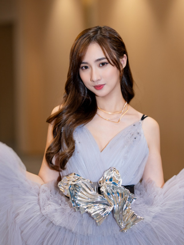 钟柔美清理垃圾屋全身湿透满脸通红打卡！TVB女神一句话留言引热议：“比想象中善良”