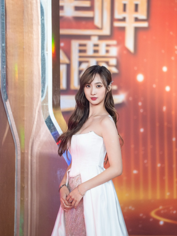 钟柔美清理垃圾屋全身湿透满脸通红打卡！TVB女神一句话留言引热议：“比想象中善良”