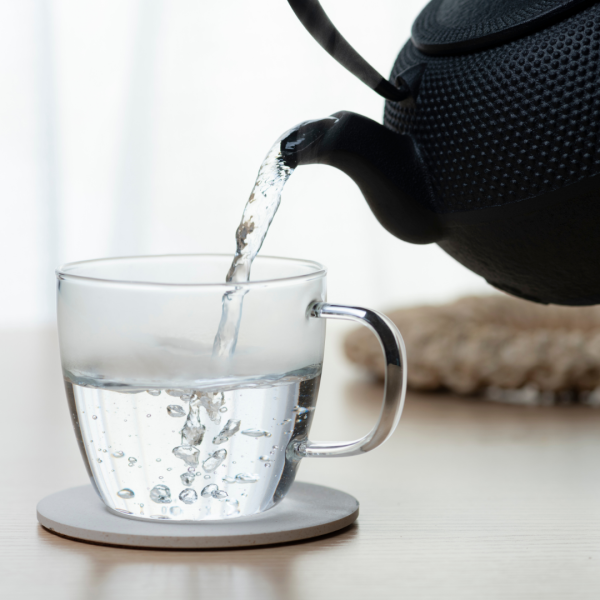 用飲管杯飲水＝飲細菌培育液？央視揭死角恐藏大腸桿菌/霉菌！裝3類飲品最高危、3類人勿用飲管杯