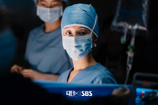 DoctorX白色黑手党时代在线观看|金智媛新剧定档10月Netflix上线剧情4大看点+演员阵容