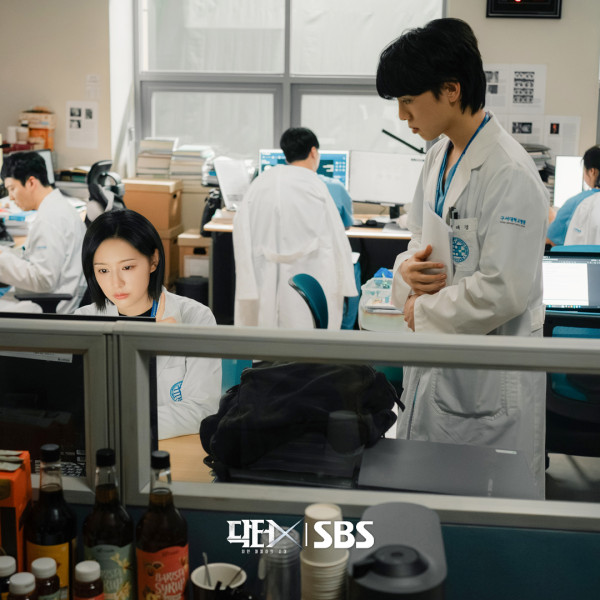 DoctorX白色黑手党时代在线观看|金智媛新剧定档10月Netflix上线剧情4大看点+演员阵容