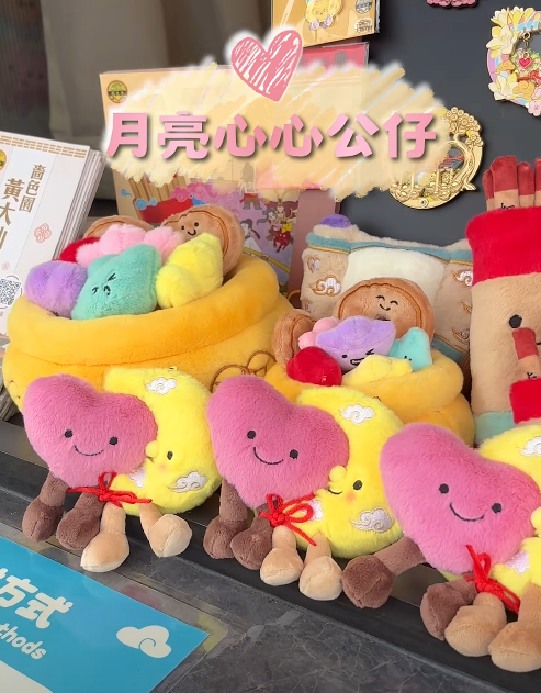 黃大仙祠官方新品登場！月老姻緣簿匙扣/求籤籤筒公仔隨身增運（附購買地點）