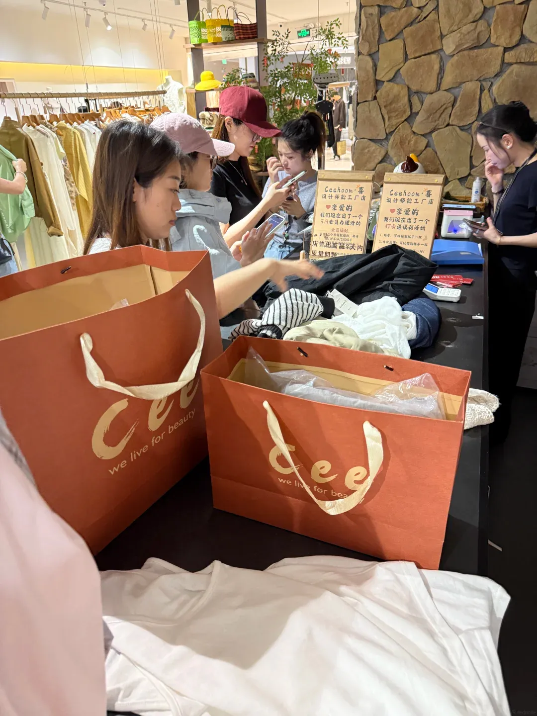 圖片來源:小紅書@ceehoom喜民治店 深圳龍華平價女裝店附交通地址 均價百元平掃高質靚衫 零推銷全自助試衫+微胖顯瘦剪裁!
