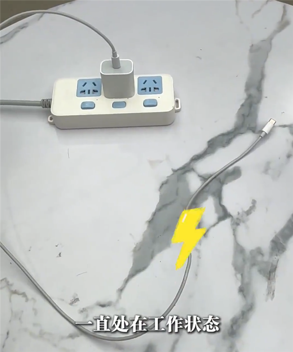 充電器長插不拔出事！福建客廳全燒毀 消防實測：「這情況」4 分鐘溫度飆升噴火花