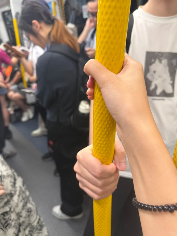 內地生搭港鐵遭中年婦偷看手機兼舉中指 疑因避捉扶手惹不滿:後悔不懂粵語