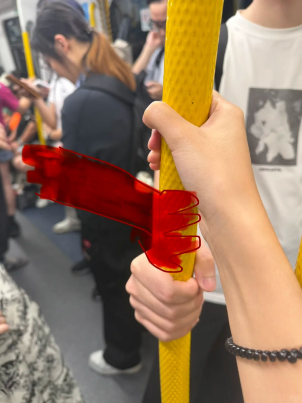 內地生搭港鐵遭中年婦偷看手機兼舉中指 疑因避捉扶手惹不滿:後悔不懂粵語