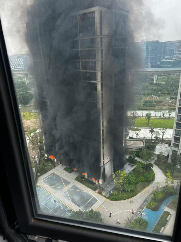 杭州住宅電動單車連環爆炸！黑煙包圍整楝樓 居民被迫逃往高層避難