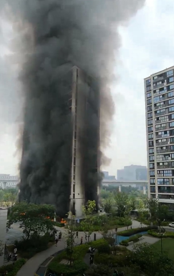 杭州住宅電動單車連環爆炸！黑煙包圍整楝樓 居民被迫逃往高層避難