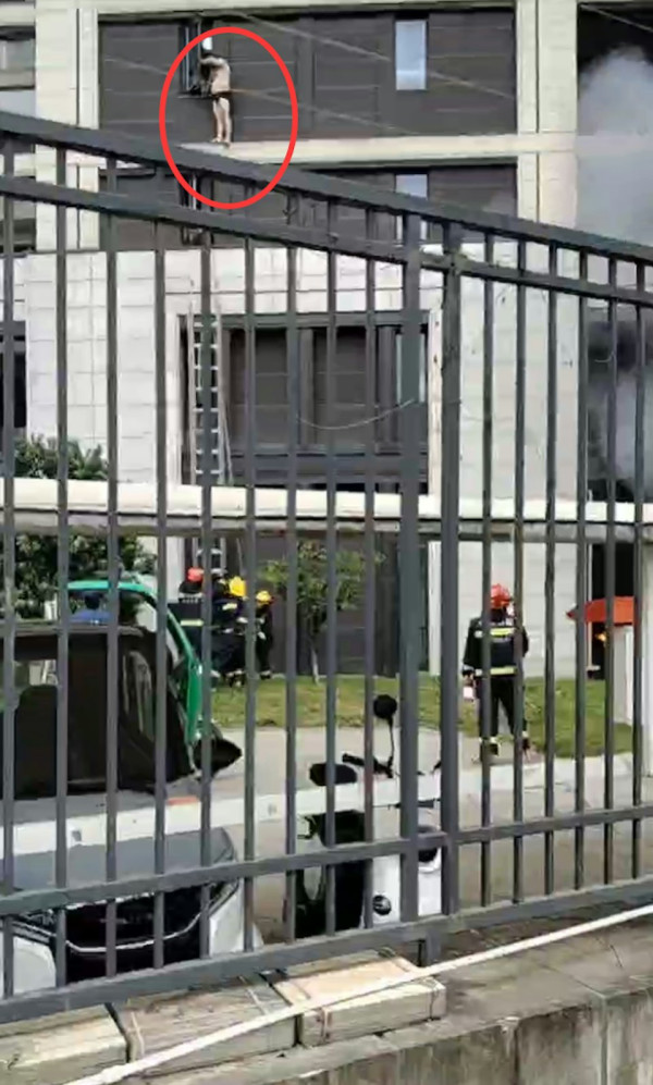 杭州住宅電動單車連環爆炸！黑煙包圍整楝樓 居民被迫逃往高層避難