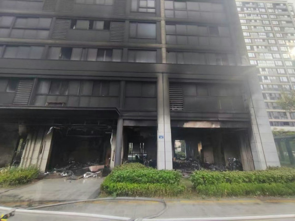 杭州住宅電動單車連環爆炸！黑煙包圍整楝樓 居民被迫逃往高層避難