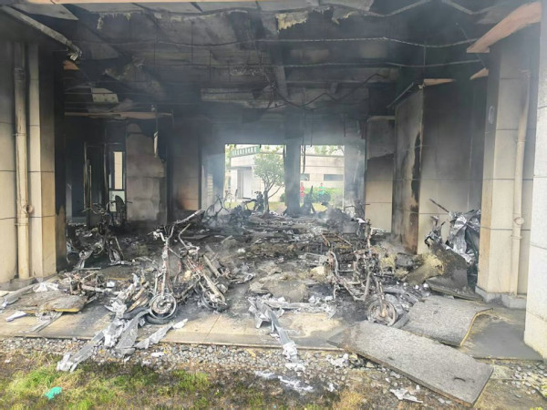 杭州住宅電動單車連環爆炸！黑煙包圍整楝樓 居民被迫逃往高層避難