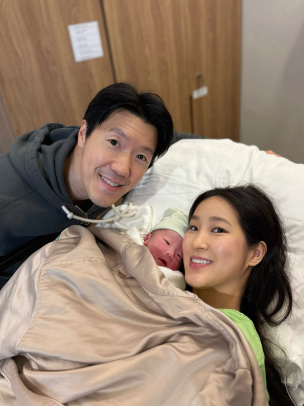 35岁女艺人中秋节宣布平安诞下儿子!荣升妈妈晒喂母乳照报喜:“他来了”