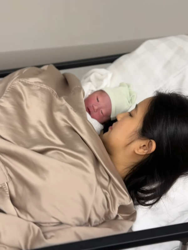 35岁女艺人中秋节宣布平安诞下儿子!荣升妈妈晒喂母乳照报喜:“他来了”
