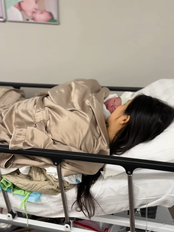 35岁女艺人中秋节宣布平安诞下儿子！荣升妈妈晒喂母乳照报喜：“他来了”