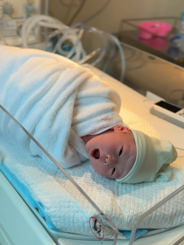 35岁女艺人中秋节宣布平安诞下儿子！荣升妈妈晒喂母乳照报喜：“他来了”