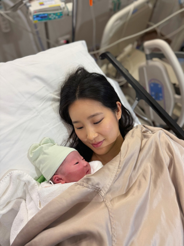 35岁女艺人中秋节宣布平安诞下儿子！荣升妈妈晒喂母乳照报喜：“他来了”