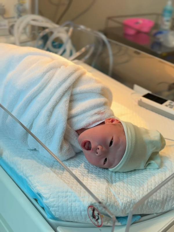 35岁女艺人中秋节宣布平安诞下儿子！荣升妈妈晒喂母乳照报喜：“他来了”