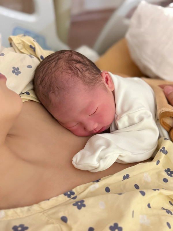 35岁女艺人中秋节宣布平安诞下儿子!荣升妈妈晒喂母乳照报喜:“他来了”