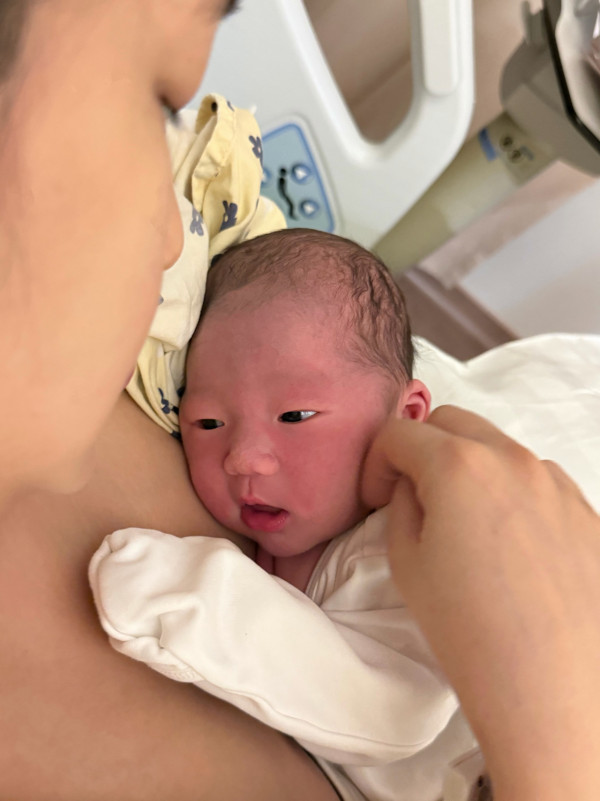 35岁女艺人中秋节宣布平安诞下儿子！荣升妈妈晒喂母乳照报喜：“他来了”