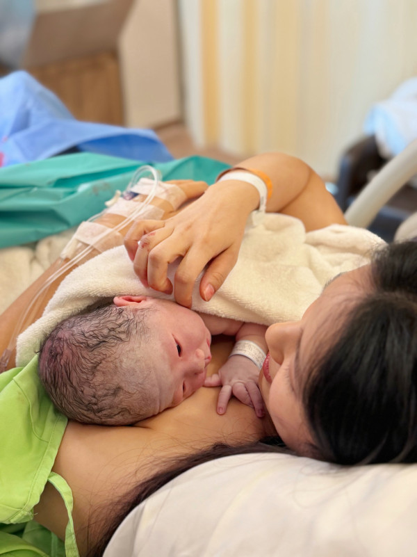 35岁女艺人中秋节宣布平安诞下儿子！荣升妈妈晒喂母乳照报喜：“他来了”