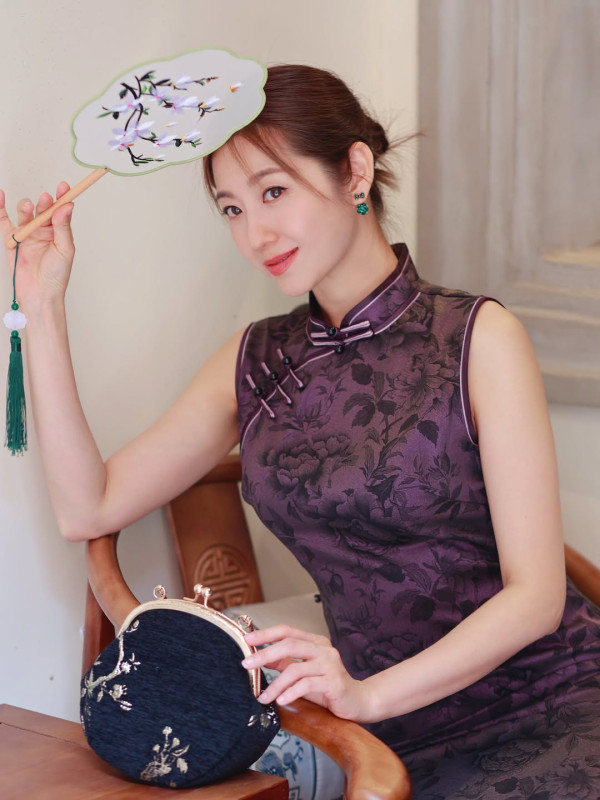 陈自瑶穿超高衩贴身旗袍性感庆中秋!S级曲线“好生养”惊艳网友:人间仙女
