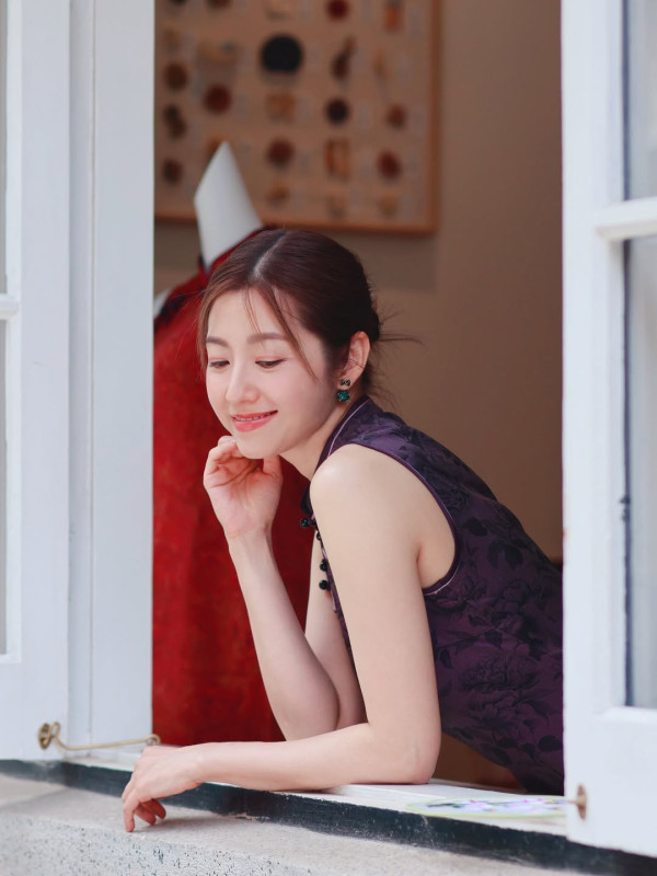 陈自瑶穿超高衩贴身旗袍性感庆中秋！S级曲线“好生养”惊艳网友：人间仙女