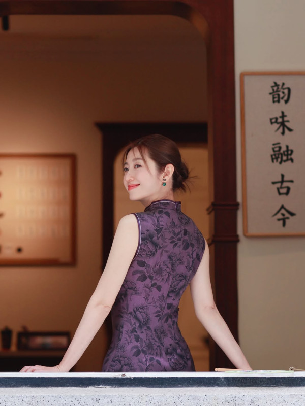 陈自瑶穿超高衩贴身旗袍性感庆中秋！S级曲线“好生养”惊艳网友：人间仙女