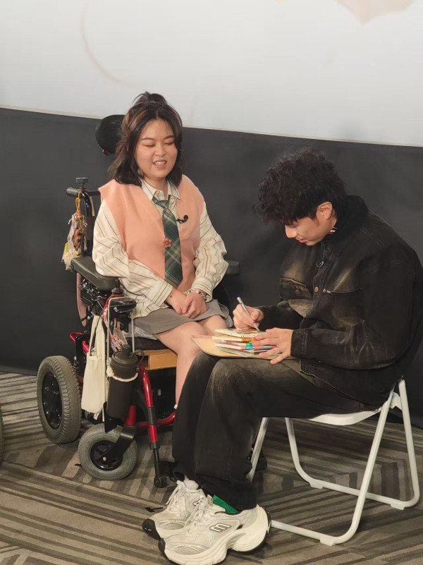 沿路帮紧你｜古巨基手绘门票承诺引歌迷感动哭崩：下次一定请你看！