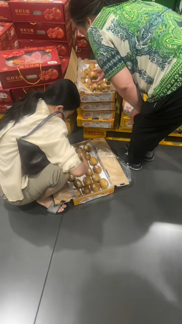 山姆會員店驚現「揀生果」奇景! 兩女拆開多盒奇異果禮盒自行調換 官方回應將加強巡查