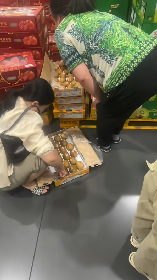 山姆會員店驚現「揀生果」奇景! 兩女拆開多盒奇異果禮盒自行調換 官方回應將加強巡查