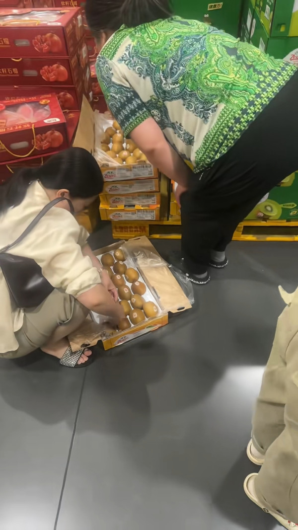 山姆會員店驚現「揀生果」奇景! 兩女拆開多盒奇異果禮盒自行調換 官方回應將加強巡查