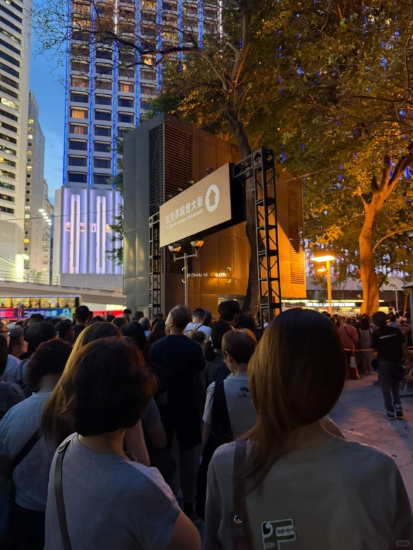 內地遊客來港驚嘆中秋節節日氣氛濃烈 盛讚港人認真過節：提燈籠睇花燈好溫暖 