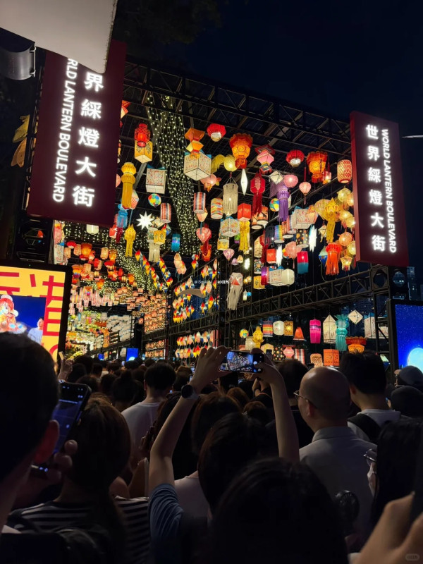 內地遊客來港驚嘆中秋節節日氣氛濃烈 盛讚港人認真過節：提燈籠睇花燈好溫暖 