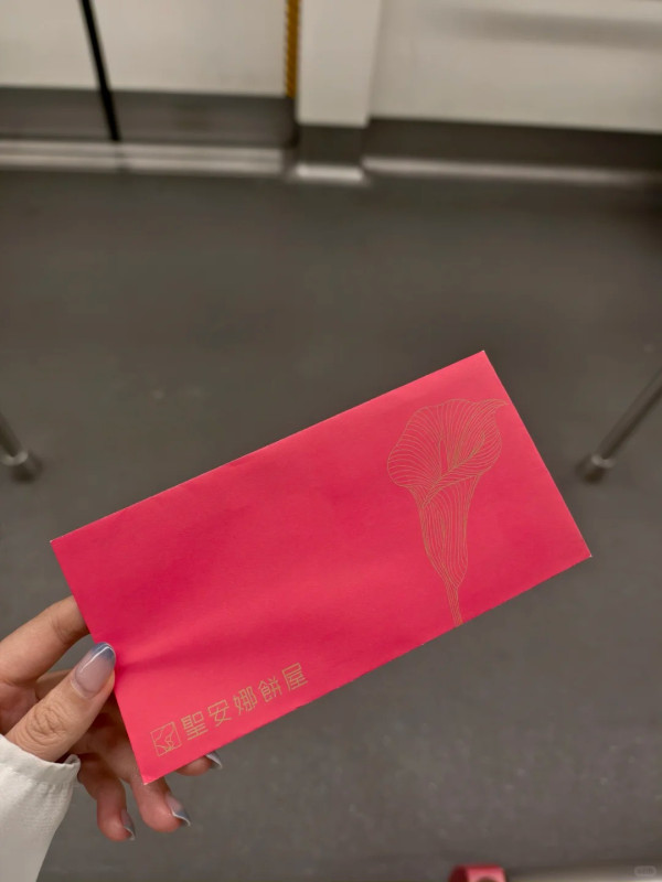 內地女港鐵遇「月餅俠」獲讚髮色靚!突被塞神秘利市 開封驚喜揭真身引網民共鳴