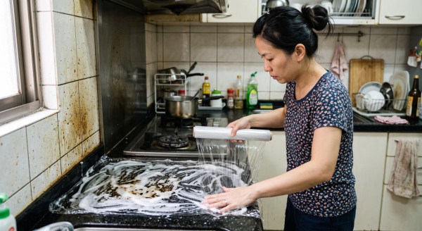 保鲜纸/锡纸用完即丢超浪费？日本家政达人教4招废物利用 变身隐藏神器防臭去水垢焦垢