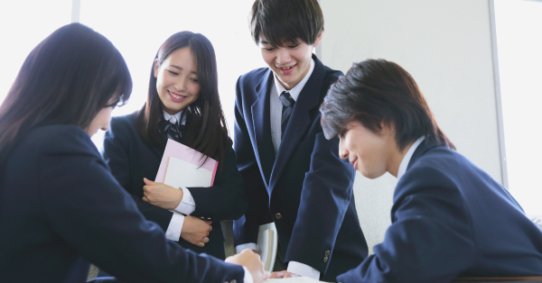 中学生有钱特征|网友盘点7大富贵装备!CASETiFY上榜 网友笑:买老麦加大先系