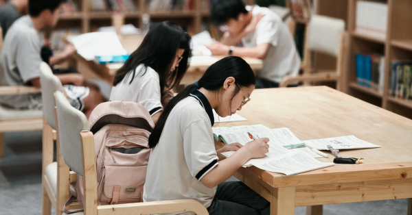 中学生有钱特征|网友盘点7大富贵装备!CASETiFY上榜 网友笑:买老麦加大先系