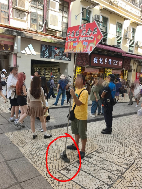 澳門街頭手持廣告牌「穿鞋」引熱議 網傳鑽法律漏洞免罰?網民推測真正原因