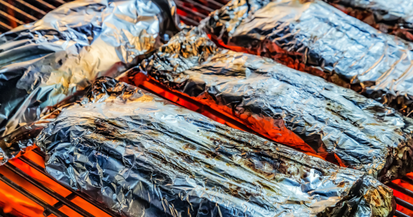 燒烤BBQ錫紙包魚小心鋁中毒！醫生警告加1物恐增鋁溶出風險／有個案因此患軟骨症