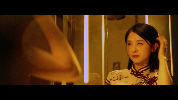 媲美《花样年华》！宋宛颖贴身旗袍婀娜慢行 深情回眸逼问：你会不会跟我一起走？