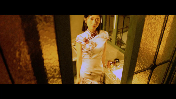 媲美《花样年华》！宋宛颖贴身旗袍婀娜慢行 深情回眸逼问：你会不会跟我一起走？