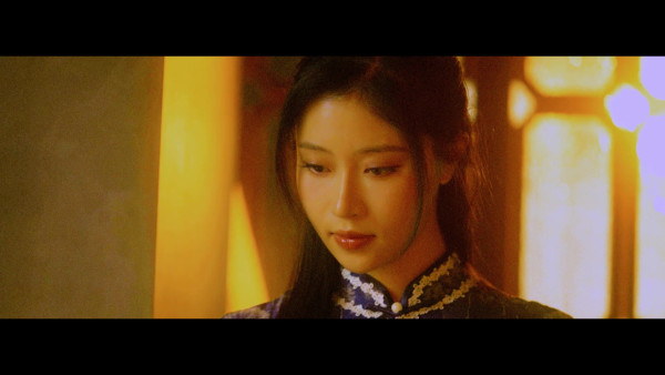 媲美《花样年华》！宋宛颖贴身旗袍婀娜慢行 深情回眸逼问：你会不会跟我一起走？