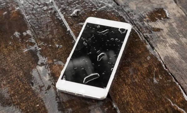 iPhone入水放米缸能吸濕？Apple官方列為極危險動作 正確排水急救只需5步