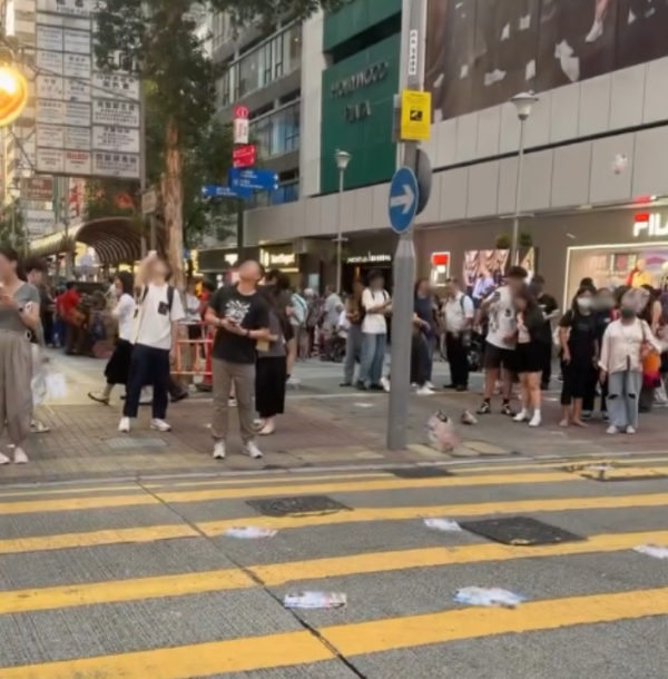 尖沙咀旺角天降传单雨！围观路人直击内容极露骨 网友：得罪边个（哪位）咁（这么）大仇口
