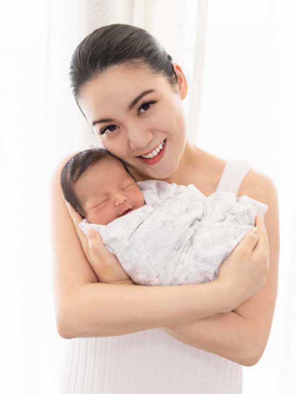 30岁女艺人IG报喜宣布诞下儿子！甜晒一家三口抱娃全家福：欢迎来到这个世界