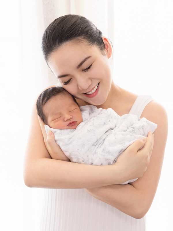 30岁女艺人IG报喜宣布诞下儿子！甜晒一家三口抱娃全家福：欢迎来到这个世界