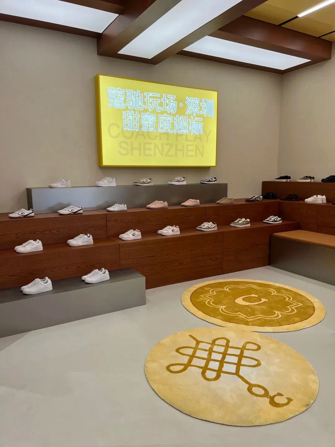 圖片來源:小紅書@Coach深圳金光华Fiona 深圳首間COACH PLAY進駐深業上城!粵式茶樓復古霓虹外牆+廣式點心手袋陳列+刺繡工作坊 附交通地址詳情