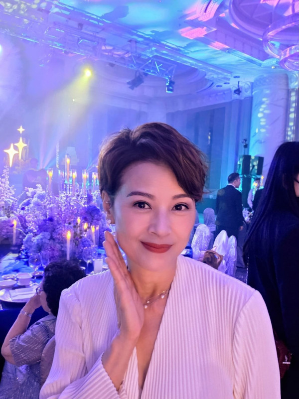 62岁黎燕珊离婚22年无预警宣布再婚！与圈外男友黄昏恋修成正果：这个是缘分