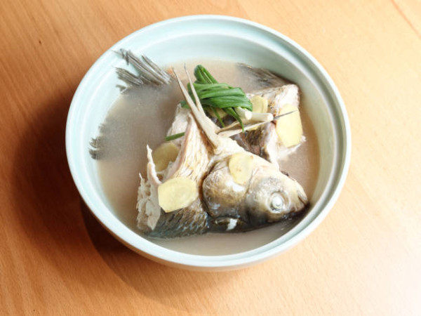 好爸爸喝隔夜魚湯險死！咽喉似被膠痴死窒息／附醫生分析意外原因