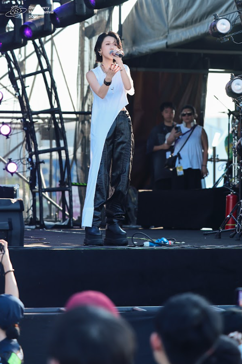广州草莓音乐节｜Gin Lee李幸倪被晒到黑了几个度！乐队Daze in White差点没带上主唱？